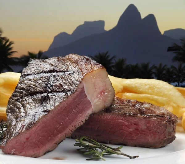 Batatas fritas com picanha brasileira — Fotografia de Stock