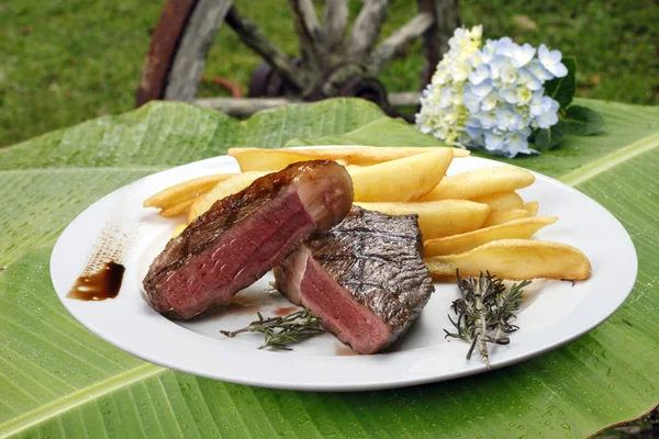 Pommes mit brasilianischem Picanha — Stockfoto