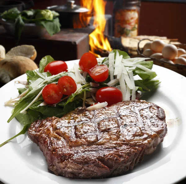 Rôti de boeuf avec salade — Photo