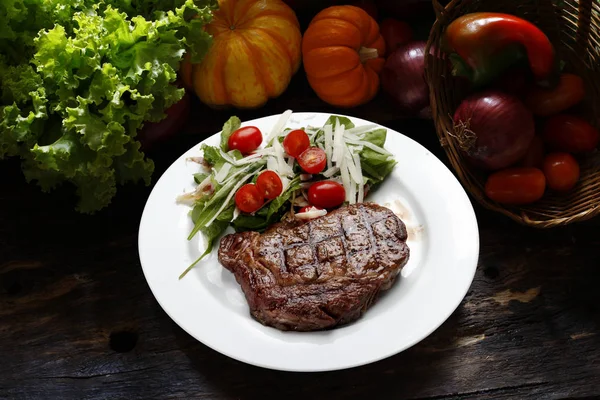 Carne asada con ensalada —  Fotos de Stock