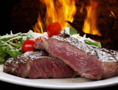 Izgara biftek ve salata.