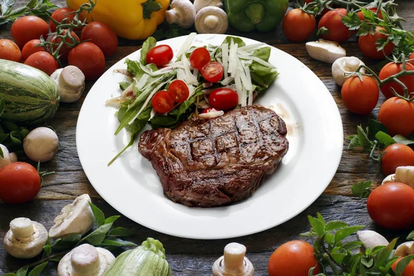 Grilovaný steak a salát — Stock fotografie