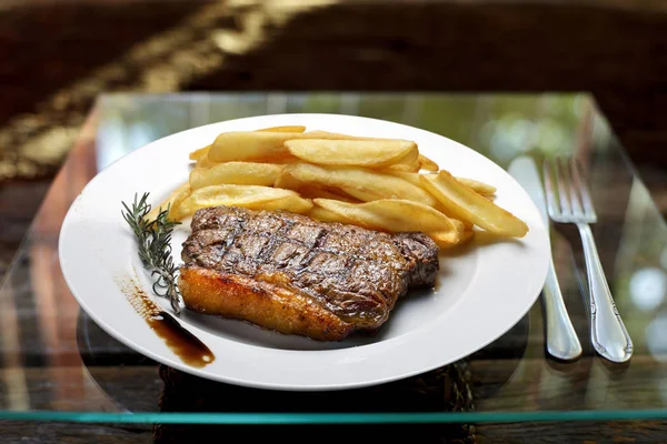 Filete preparado con papas fritas — Foto de Stock