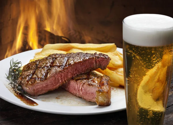 Bife com batatas fritas — Fotografia de Stock