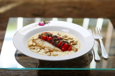 Balık ve fındık ile risotto