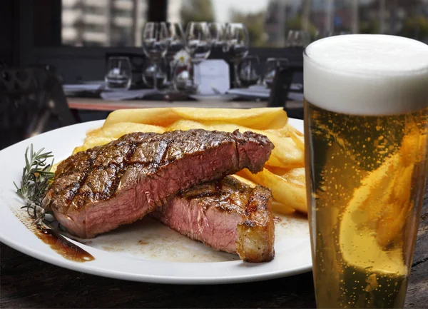 Bife com batatas fritas — Fotografia de Stock