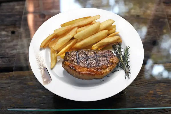 Patatas fritas con picanha brasileña — Foto de Stock