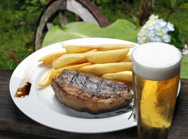 Steak mit Pommes — Stockfoto