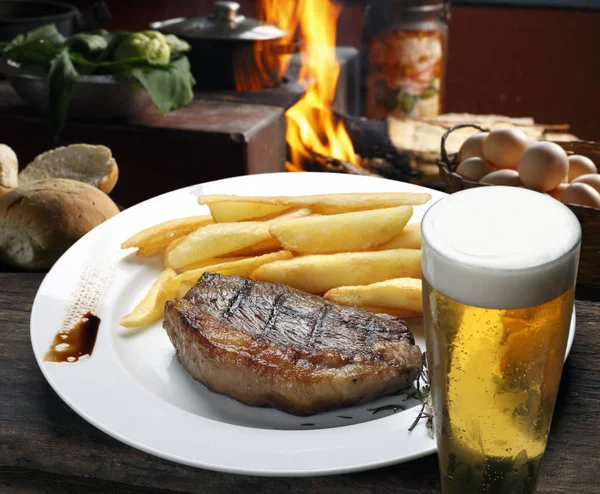 Bife com batatas fritas — Fotografia de Stock