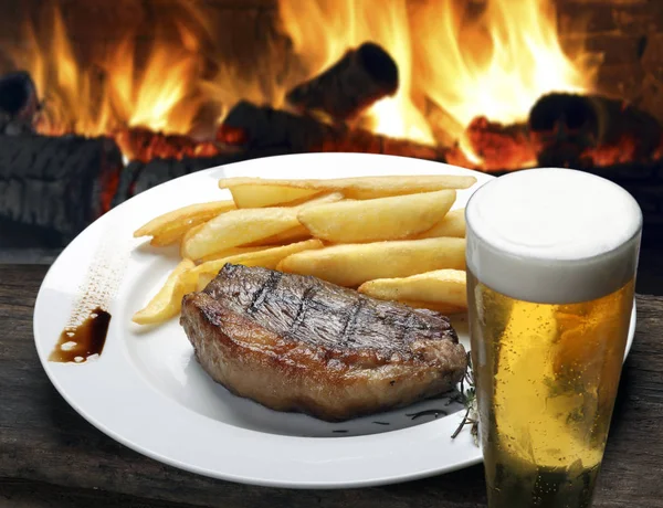 Bife com batatas fritas — Fotografia de Stock