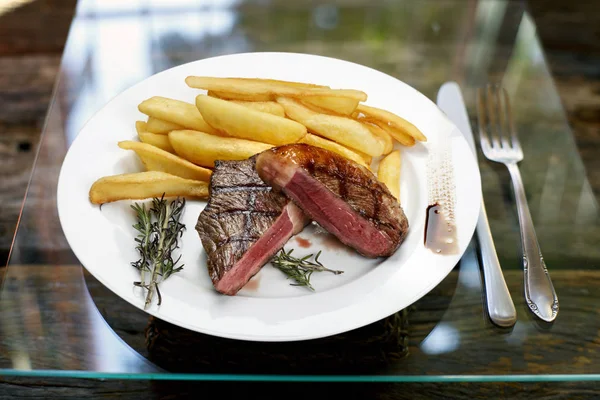 Patatas fritas con picanha brasileña — Foto de Stock