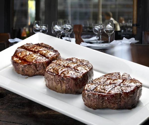 Drie steaks geroosterd op de grill — Stockfoto