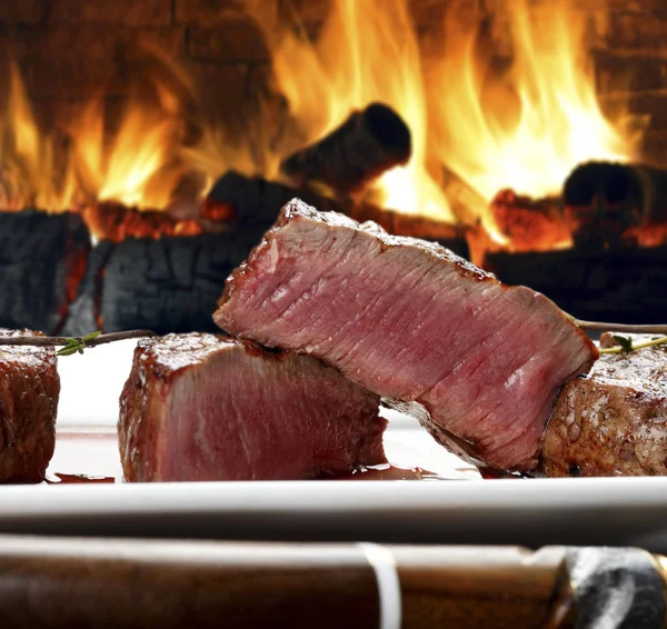 BBQ vyjmout steak — Stock fotografie