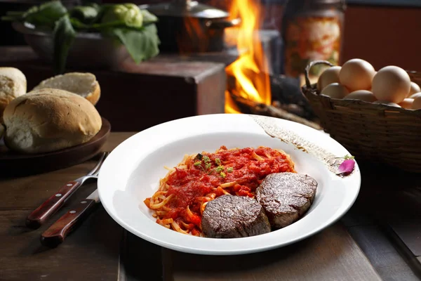 Filet Filet mit Nudelsoße mit Saft — Stockfoto