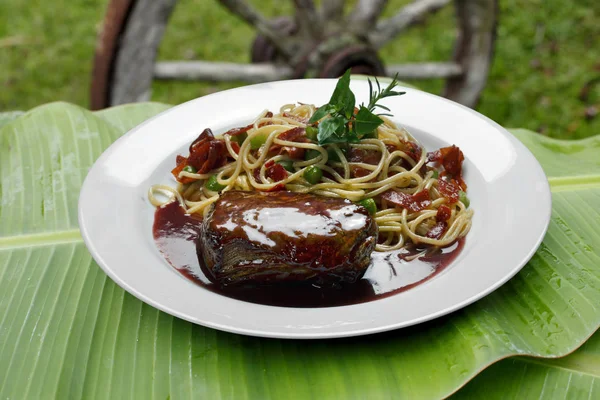 Filete mignon con pasta — Foto de Stock