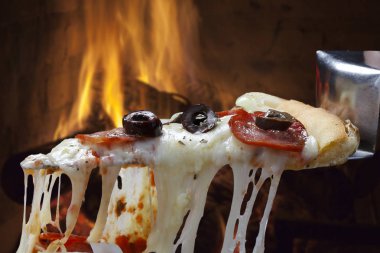 Erimiş peynirli sıcak pizza dilimi 