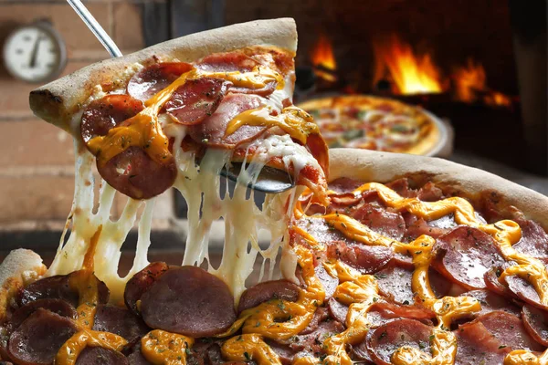 Fatia de pizza levantada — Fotografia de Stock