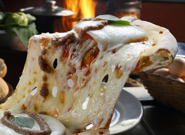 Hete pizza plak met smeltende kaas — Stockfoto