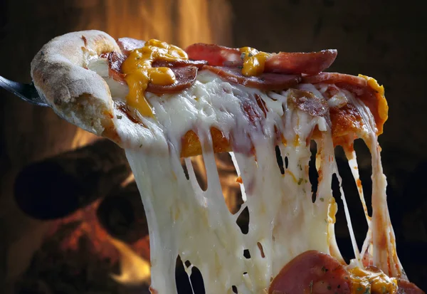 Rebanada de pizza caliente con queso derretido — Foto de Stock