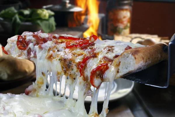 Varm pizzabit med smältande ost — Stockfoto