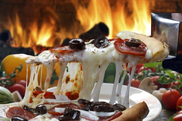 热披萨片和融化的奶酪 — 图库照片