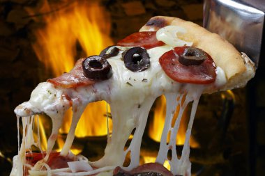 Erimiş peynirli sıcak pizza dilimi 