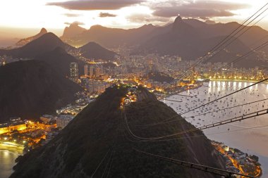 Teleferik görünümü doğal günbatımı Rio de janeiro, Brezilya
