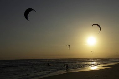 Dalgalar içinde günbatımı okyanus Rio de Janeiro şehrine sürme Kitesurfers