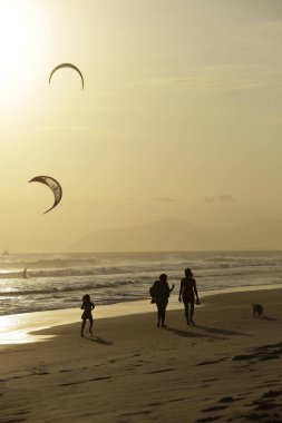 Dalgalar içinde günbatımı okyanus Rio de Janeiro şehrine sürme Kitesurfers