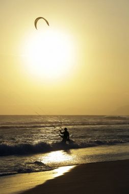 Dalgalar içinde günbatımı okyanus Rio de Janeiro şehrine sürme Kitesurfer