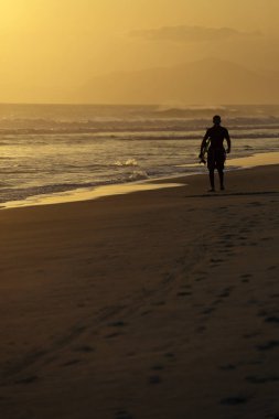 Sunset beach, Rio de Janeiro üzerinde yürüyen adam