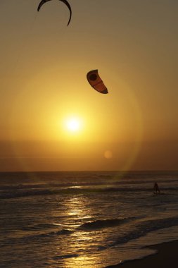 Dalgalar içinde günbatımı okyanus Rio de Janeiro şehrine sürme Kitesurfers