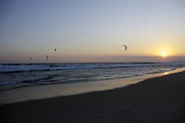 Dalgalar içinde günbatımı okyanus Rio de Janeiro şehrine sürme Kitesurfers