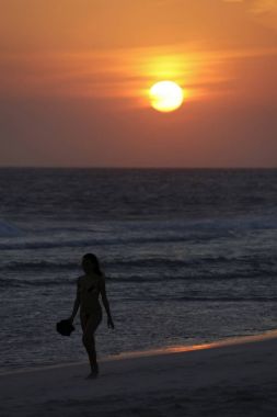 Sunset beach, Rio de Janeiro üzerinde yürüyen kadın