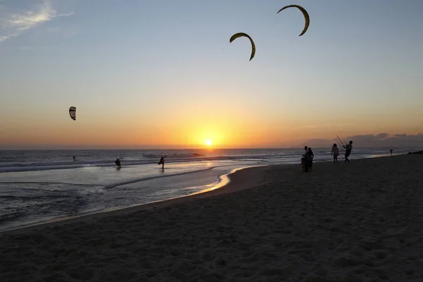 Kitesurfer Reiten Wellen Sonnenuntergang Ozean Von Rio Janeiro — Stockfoto