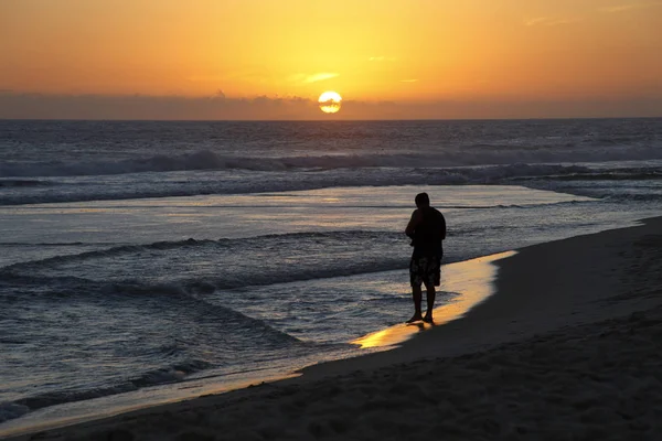 Mann Strand Von Rio Janeiro Bei Sonnenuntergang — Stockfoto