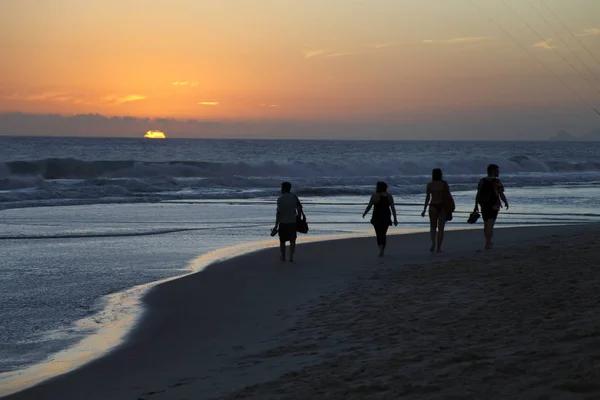 Spaziergänger Strand Von Rio Janeiro Bei Sonnenuntergang — Stockfoto