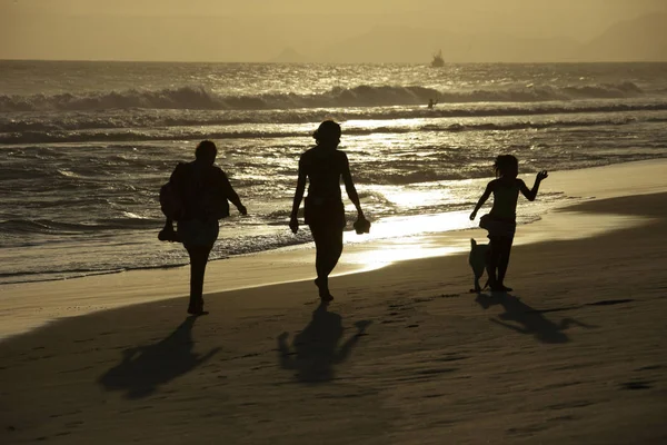 Sunset Beach Rio Janeiro Üzerinde Yürüyen Insanlar — Stok fotoğraf