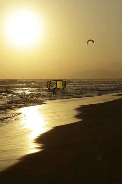 Kitesurfers Cavalcando Onde Nell Oceano Tramonto Rio Janeiro — Foto Stock