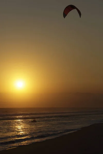 Kitesurfer Reiten Wellen Sonnenuntergang Ozean Von Rio Janeiro — Stockfoto