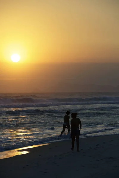 Spaziergänger Strand Von Rio Janeiro Bei Sonnenuntergang — Stockfoto