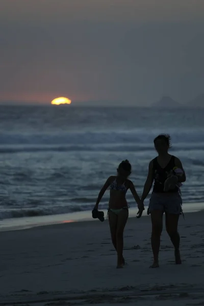 Spaziergänger Strand Von Rio Janeiro Bei Sonnenuntergang — Stockfoto