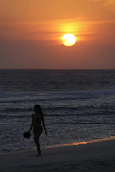 Frau Strand Von Rio Janeiro Bei Sonnenuntergang — Stockfoto