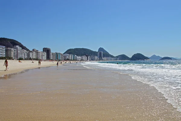 里约热内卢海滩的人们放松 — 图库照片