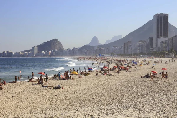 里约热内卢海滩的人们放松 — 图库照片