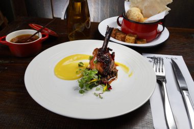 Gurme restoran, kızarmış ördek bacak kırmızı şarap ile