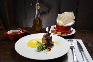 Gurme restoran, kızarmış ördek bacak kırmızı şarap ile