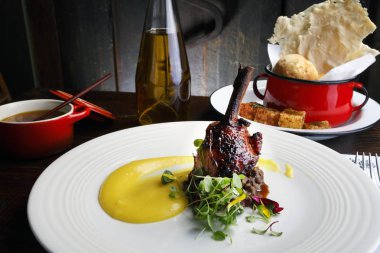 Gurme restoran, kızarmış ördek bacak kırmızı şarap ile