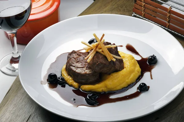 Filet mignon i sås — Stockfoto