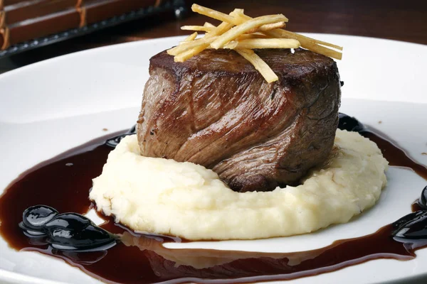 Filet mignon con purè — Foto Stock